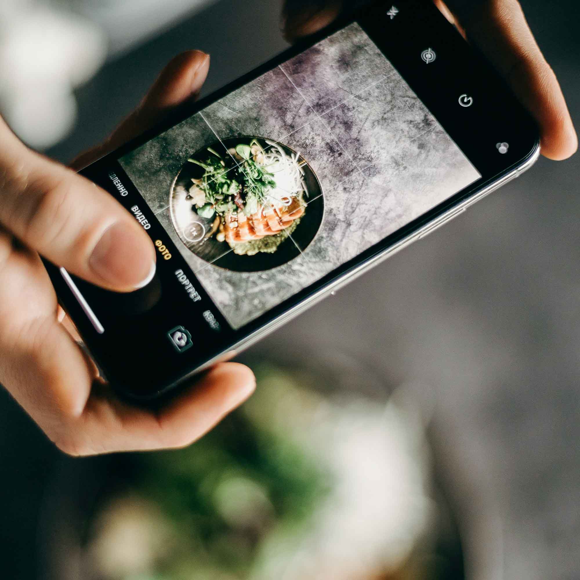 Influencer - Smartphone mit Essen