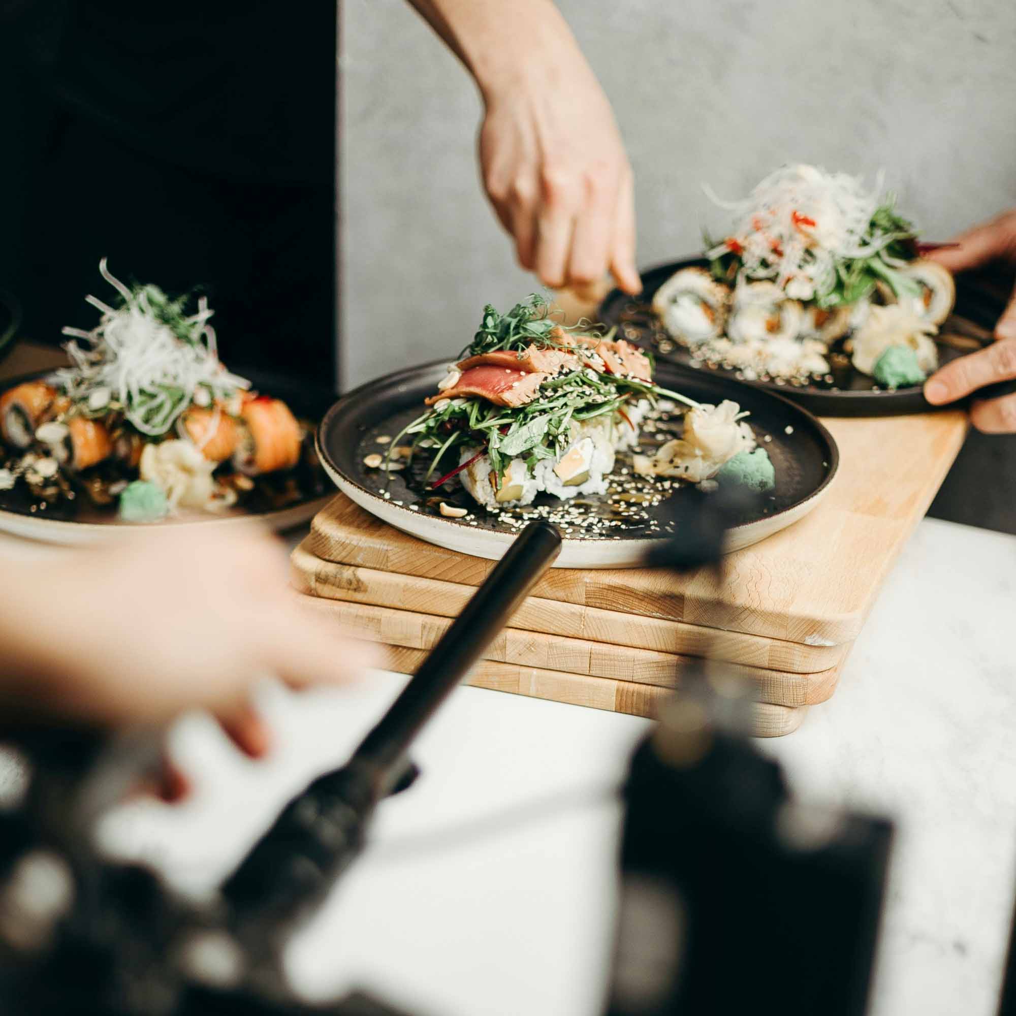 Influencer - Salat auf Tellern